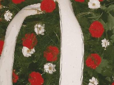 wieniec z biało czerwonymi kwiatami 